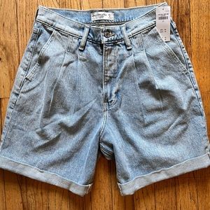 The Pleated short Ultra High Rise | Abercombrie & Fitch